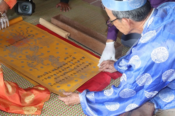 527951-Các-bô-lão-nâng-niu-tư-liệu-sắc-phong-trong-đình-làng