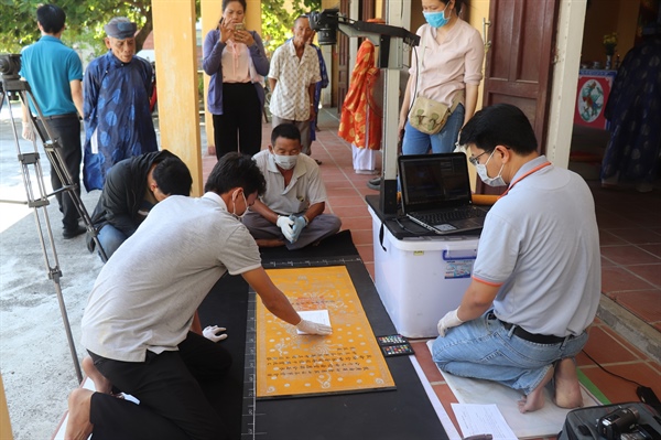527973-Tiến-hành-scan-tư-liệu-để-bảo-quản